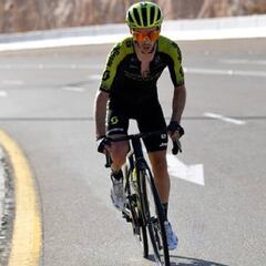 Adam Yates bate a Pogacar y Valverde cede en Jebel Hafeet