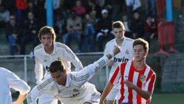 <b>LUCHA. </b>El madridista Raúl de Tomás intenta irse al ataque, aunque el Atlético paró sus acometidas.