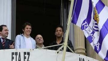 <b>BANDEROLA. </b>Aperribay, Elustondo, Odón Elorza y Nsue estuvieron en la izada de la bandera realista.