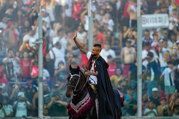 Al estilo 'Rey Arturo'. As赤 fue presentado Vidal en su presentaci車n como nuevo jugador del Colo-Colo en el Estadio Monumental lleno. Lleg車 en helic車ptero al estadio situado en Santiago de Chile para despu谷s para despu谷s cabalgar con un atuendo de rey.