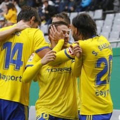 Un Cádiz al alza sentencia al Córdoba y a Sandoval