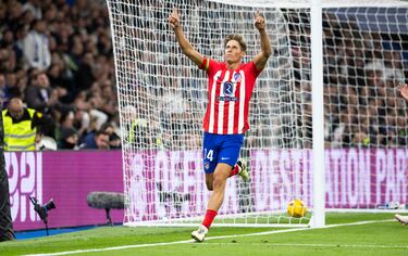 1-1. Marcos Llorente celebra el tanto del empate del conjunto rojiblanco que anota en el minuto 92 de partido.