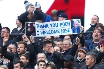 Un fan del Tottenham sacó un cartel en el que agradecía los servicios prestados a Mauricio Pocchetino y daba la bienvenida a Jose Mourinho en el banquillo spur.