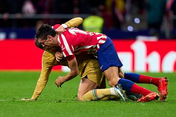 El árbitro Munuera Montero muestra la cartulina roja a ambos jugadores por enzarzarse en una pelea.