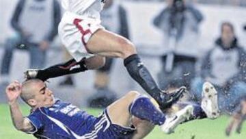 <b>CANNAVARO CUMPLIÓ</b> La buena actuación de Cannavaro no sirvió esta vez para evitar la victoria del Sevilla. En la imagen, el italiano arrebata el balón a Adriano en la primera incursión del Sevilla en todo el partido.