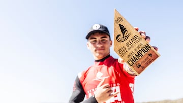 Javier Escribano con el trofeo de campeón