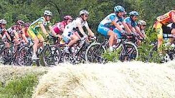 <b>DE LA PAZ A LA TORMENTA. </b>El pelotón del Giro circula con tranquilidad. A la llegada le esperaba un circuito peligroso que originó caídas.