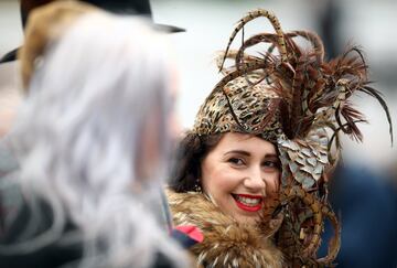 El Festival de Cheltenham, uno de los eventos hípicos más importantes del Reino Unido, se ha convertido en una pasarela de los sombreros más extravagantes.