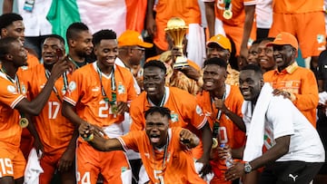 Los jugadores de Costa de Marfil reciben el trofeo de la Copa de África.