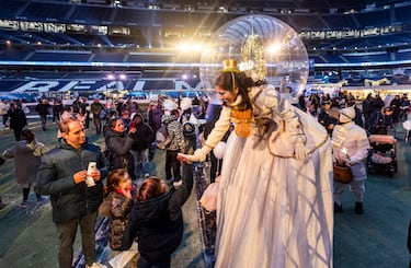 El estadio Santiago Bernabéu acoge la 'Mavidad Bernabeu'. Un envento para toda la familia en el que se puede disfrutar de un buen plan en estas fechas navideñas. En la imagen 'La Plaza de los Sueños' y su pasacalles navideño con acróbatas y artistas.