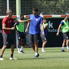 El Athletic debuta en Getxo con un homenaje a Koldo Aguirre