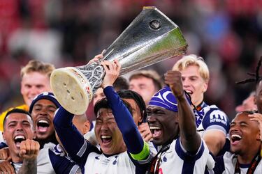 Los jugadores del Tottenham desataron la euforia tras conquistar la Europa League en una noche mágica en San Mamés. Abrazos, cánticos y emoción pura sobre el césped que fue testigo de su gesta histórica.