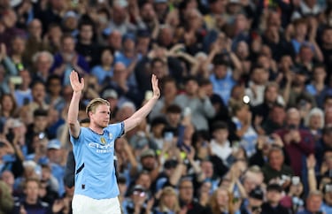 Durante las últimas temporadas, De Bruyne fue bajando su valor año a año, lógico por los años que iba cumpliendo el genial mediocentro belga. Su máximo valor fue en 2018, cuando su valor de mercado fue de 150 millones de euros. Esta jugando su última temporada con el Manchester City, jugará el Mundial de clubes y se desvinculará del club mancuniano y está cerca de firmar por el Nápoles para la próxima campaña. 