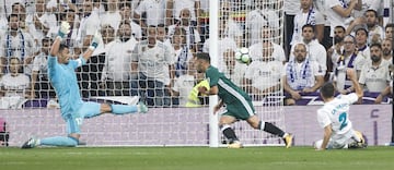 Carvajal estrelló el balón el palo izquierdo de Adán.