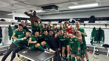 El Burgos celebra en el vestuario el triunfo ante el Cartagena.