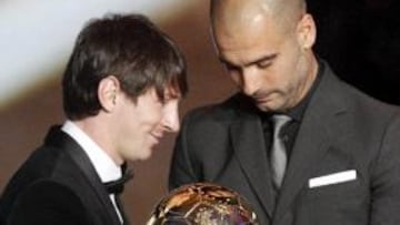 ENTRE AMIGOS. Ese año 2011 Guardiola entregó a Leo Messi el Balón de Oro.