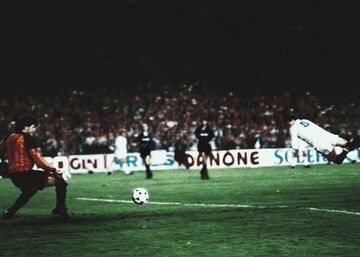 Real Madrid e Inter se volv¨ªan a medir un a?o despu¨¦s de la hist¨®rica remontada de los blancos y el ambiente en el conjunto italiano era de venganza. Recordemos que en esta temporada ya ven¨ªamos de otra gran dosis de ¨¦pica en los octavos, cuando los merengues remontaron ante el Borussia M?nchengladbach, en una eliminatoria anteriormente comentada. En esta ocasi¨®n, ante el Inter, tocaba volver a confiar en las grandes noches del Bernab¨¦u y es que los nerazzurri se impusieron en el encuentro de ida por 3-1. Y menos mal que Valdano dio esperanzas con un gran gol de vaselina a minutos del final, porque el resultado era de nuevo una quimera. A diferencia de otras grandes remontadas del Real Madrid, en esta edici¨®n los goles se hicieron de rogar y no fue hasta el 40', cuando Hugo S¨¢nchez puso el 1-0 desde el punto de penalti. En la segunda parte Gordilo puso el 2-0 que daba el pase, sin embargo, el propio M¨ªchel cometer¨ªa un penalti poco despu¨¦s del tanto y Collovati volv¨ªa a meter al Inter en la final. La alegr¨ªa dur¨® poco en casa de los italianos ya que Hugo S¨¢nchez y de nuevo de penalti (el tercero del partido), pon¨ªa el 3-1 que llevaba la eliminatoria a la pr¨®rroga. En el tiempo extra el Inter sucumbi¨® ante el poder¨ªo de un Santillana colosal, que con un doblete, puso el 5-1 definitivo. Como ya hemos dicho anteriormente, el Real Madrid se llev¨® dicha edici¨®n tras imponerse en la final, ante el Colonia.