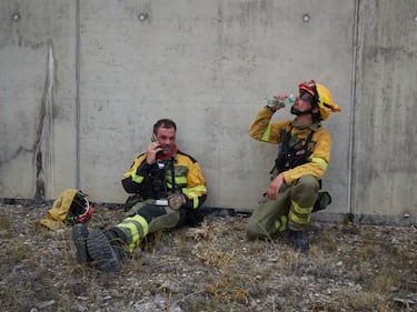 Bomberos continúan los trabajos de extinción para sofocar el incendio en Carcastillo, Navarra (España).