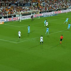 Es tan especial que provocó un fallo de Godín: golazo de Rodrigo