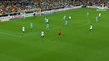 Es tan especial que provocó un fallo de Godín: golazo de Rodrigo