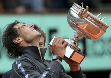 Fue el año en el que pasó a Borg. Se colocó, con siete títulos, en lo alto del palmarés. Pero tuvo que sufrir. Djokovic le había derrotado en las finales de Wimbledon, US Open y Australia. Un golpe en París hubiera sido letal. El domingo, la lluvia frenó la final con ventaja de 2-1 para el español... pero con el serbio lanzado. Supo ganar el lunes: 6-4, 6-3, 2-6 y 7-5. “Este trofeo se viene a mi habitación porque es un sueño haberlo conseguido contra los mejores del mundo y sin haber cedido un set”, dijo.