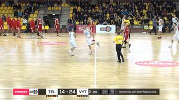 Espeluznante: tumba a un compañero de un puñetazo por no pasarle el balón