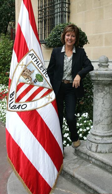 Es nombrada presidenta del Athletic Club en septiembre de 2006, después de la dimisión de Fernando Lamikiz, convirtiendose en la primera mujer presidenta en la historia de este club y la segunda presidenta en Primera División de LaLiga española. Ejerció este cargo hasta las siguientes elecciones que se celebraron en 2007.