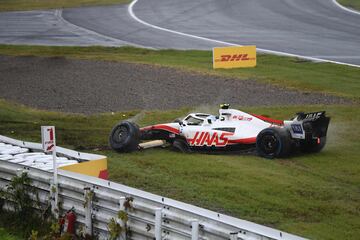 El piloto alem芍n de Haas termin車 la Pr芍ctica estrellando el monoplaza contra la barrera. Tras conducir al pit lane termin車 por derrapar y se estrell車 contra la barrera de protecci車n.