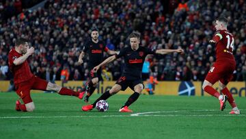 Marcos Llorente dispara a puerta para marcar el 2-2 en el Liverpool-Atl&eacute;tico.