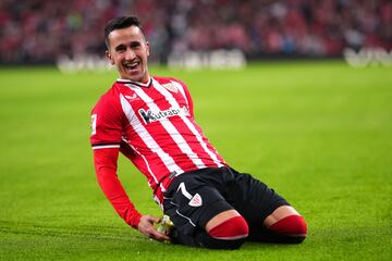 1-0. Alejandro Berenguer celebra le primer gol  que marca en el minuto 1 de partido.