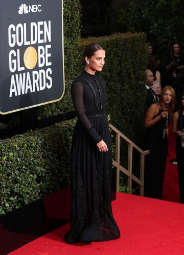 Alicia Vikander a su llegada a la alfombra roja de los Globos de Oro.