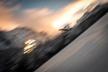 El esquiador ruso Evgeniy Klimov realiza un espectacular vuelo durante el Campeonato Mundial de saltos de esquí, que tiene lugar en Planica. Situada al norte de Eslovenia, junto al Parque Natural de Triglav y en uno de los entornos más increíbles e idílicos, Planica alberga las pistas de salto de esquí más importantes del país.