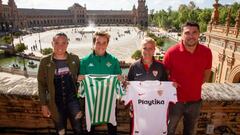 Mar&iacute;a Pry, Priscila, Alicia Fuentes y Cristian Toro, en la previa al derbi sevillano entre Betis y Sevilla. 