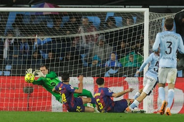 1-1. Paradón de Radu a Rashford. La jugada sigue y se convierte en un contraataaque para los celestes, en el que Sergio Carreira se queda solo con Wojciech Szczesny para cruzar el balón, al lado derecho del portero azulgrana, y anotar.
