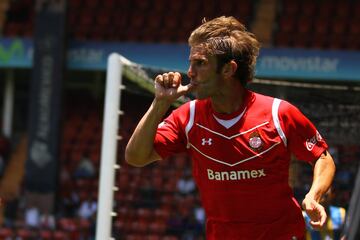 Llegó del Espanyol a Toluca con sólo 13 goles en tres años, sin embargo, la rompió en la Liga MX. En un año fue bicampeón de goleo por lo que se convirtió en la figura del equipo. Posteriormente, de manera sorpresiva, anunció que por problemas cardíacos no podría jugar en ciudades altas como Toluca, lo que ocasionó una disputa legal tanto con el club como con la propia Femexfut. Al final, el uruguayo terminó llegando al Nacional de su país en 2013.