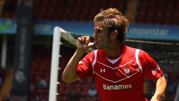 Llegó del Espanyol a Toluca con sólo 13 goles en tres años, sin embargo, la rompió en la Liga MX. En un año fue bicampeón de goleo por lo que se convirtió en la figura del equipo. Posteriormente, de manera sorpresiva, anunció que por problemas cardíacos no podría jugar en ciudades altas como Toluca, lo que ocasionó una disputa legal tanto con el club como con la propia Femexfut. Al final, el uruguayo terminó llegando al Nacional de su país en 2013.