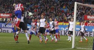 1-0. Godin anota el primer tanto.