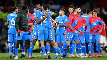 MANCHESTER, ENGLAND - MARCH 15: Geoffrey Kondogbia celebrates with Renan Lodi of Atletico Madrid during the UEFA Champions League Round Of Sixteen Leg Two match between Manchester United and Atletico Madrid at Old Trafford on March 15, 2022 in Manchester,