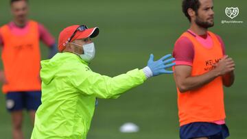 Paco Jémez, dando instrucciones en una sesión.