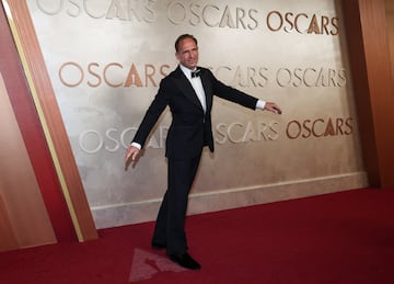 Ralph Fiennes posa en la alfombra roja del Dolby Theatre.