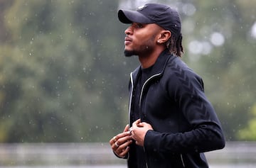 Christopher Nkunku llega con un outfit más discreto que sus compañeros, a la concentración en Clairefontaine.