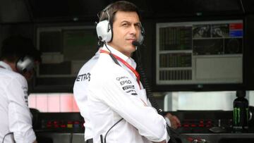 Toto Wolff, durante la carrera en Bakú.