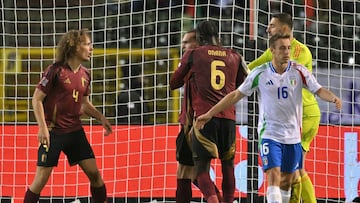 Arthur Theate y Wout Faes casi se pelean.