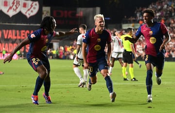 El partido comenz¨® con un Rayo Vallecano agresivo, que se adelant¨® en el marcador con un gol de Unai L¨®pez en el minuto 9. El Barcelona reaccion¨® en la segunda mitad y Pedri igual¨® el marcador en el minuto 59. Finalmente, Dani Olmo, en su debut con el Bar?a, anot¨® el gol de la victoria en el tramo final del partido, asegurando los tres puntos para los azulgranas.