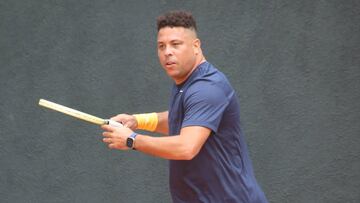 Ronaldo Nazário, jugando al tenis en Brasil.