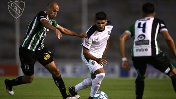 Independiente le gana 1-0 a Villa Mitre de Bahía Blanca al término del primer tiempo en el estadio José María Minella, de Mar del Plata.