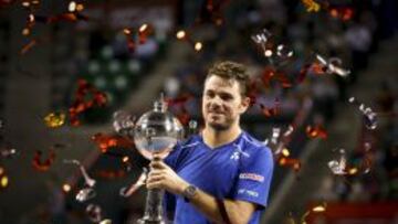 Stan Wawrinka con el trofeo de campeón de Tokio.