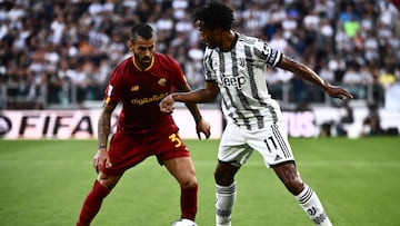 Juventus' Colombian defender Juan Cuadrado (R) challenges AS Roma's Italian defender Leonardo Spinazzola during the Italian Serie A football match between Juventus and AS Roma on August 27, 2022 at the Juventus stadium in Turin. (Photo by Marco BERTORELLO / AFP)