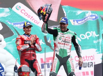 Johann Zarco junto a Marc Mrquez en el podio del Gran Premio de Francia de MotoGP.