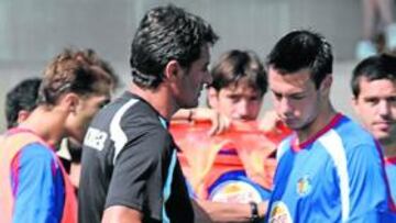 Míchel, con sus futbolistas.